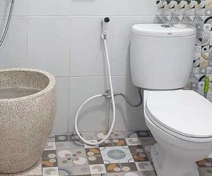 kamar mandi sempit